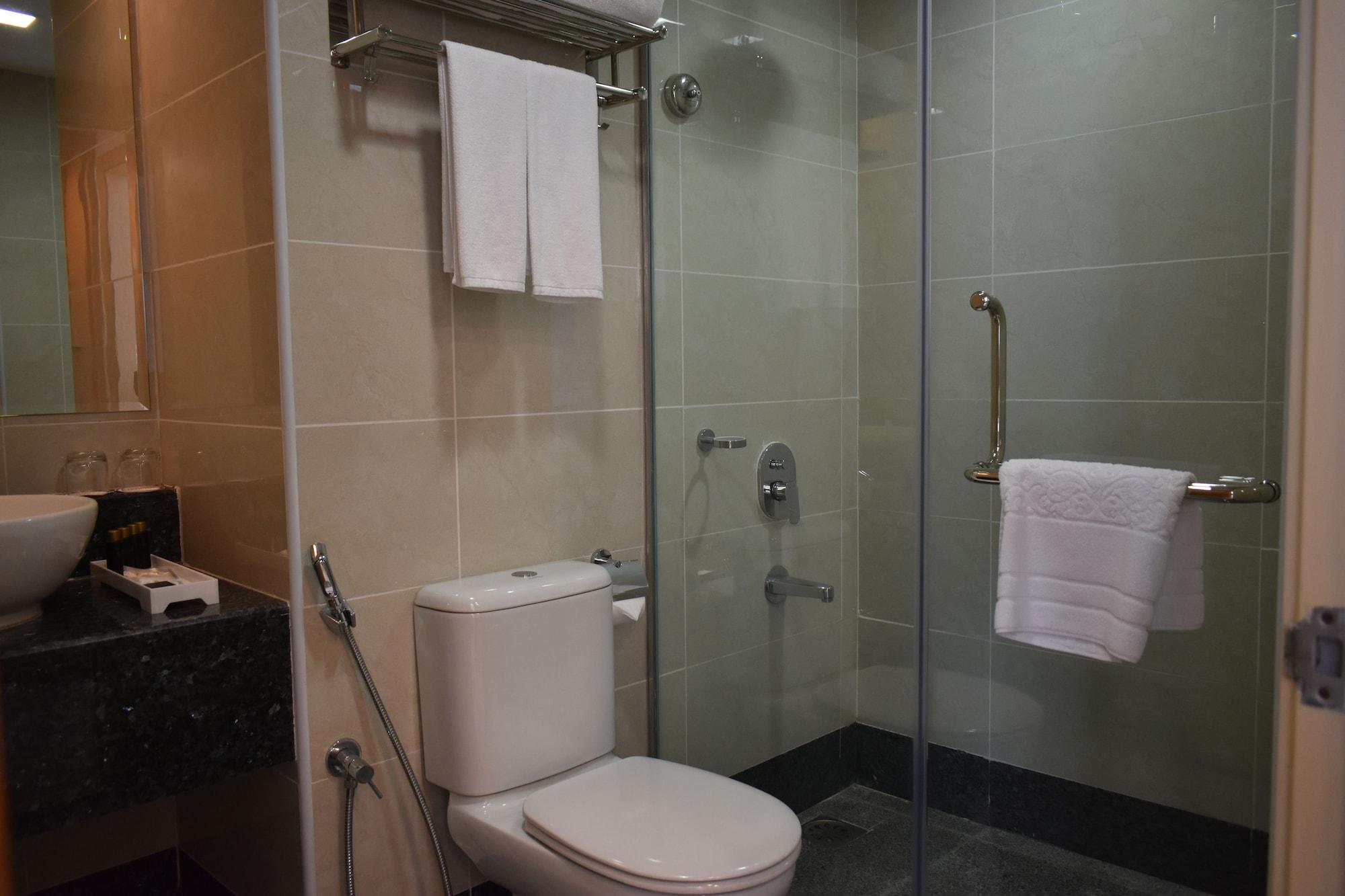 Tenera Hotel Bangi Dış mekan fotoğraf Bathroom with shower enclosure