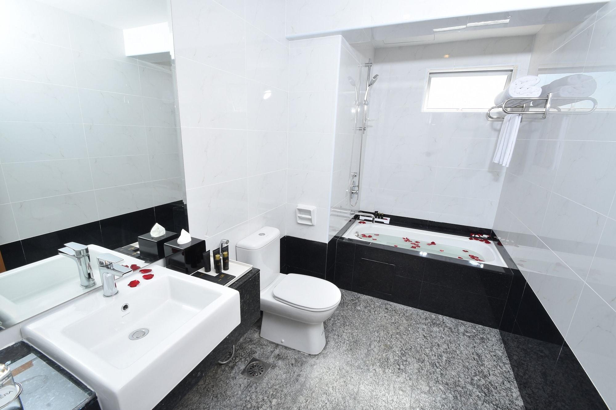 Tenera Hotel Bangi Dış mekan fotoğraf A modern bathroom