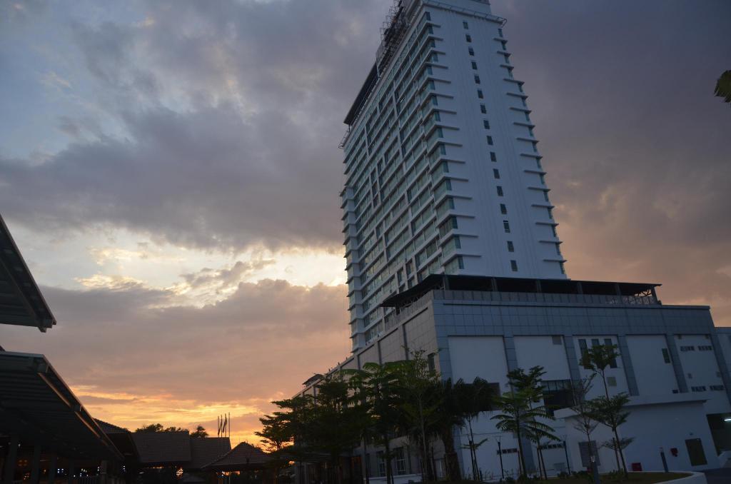 Tenera Hotel Bangi Dış mekan fotoğraf The 10-storey tower of the hospital