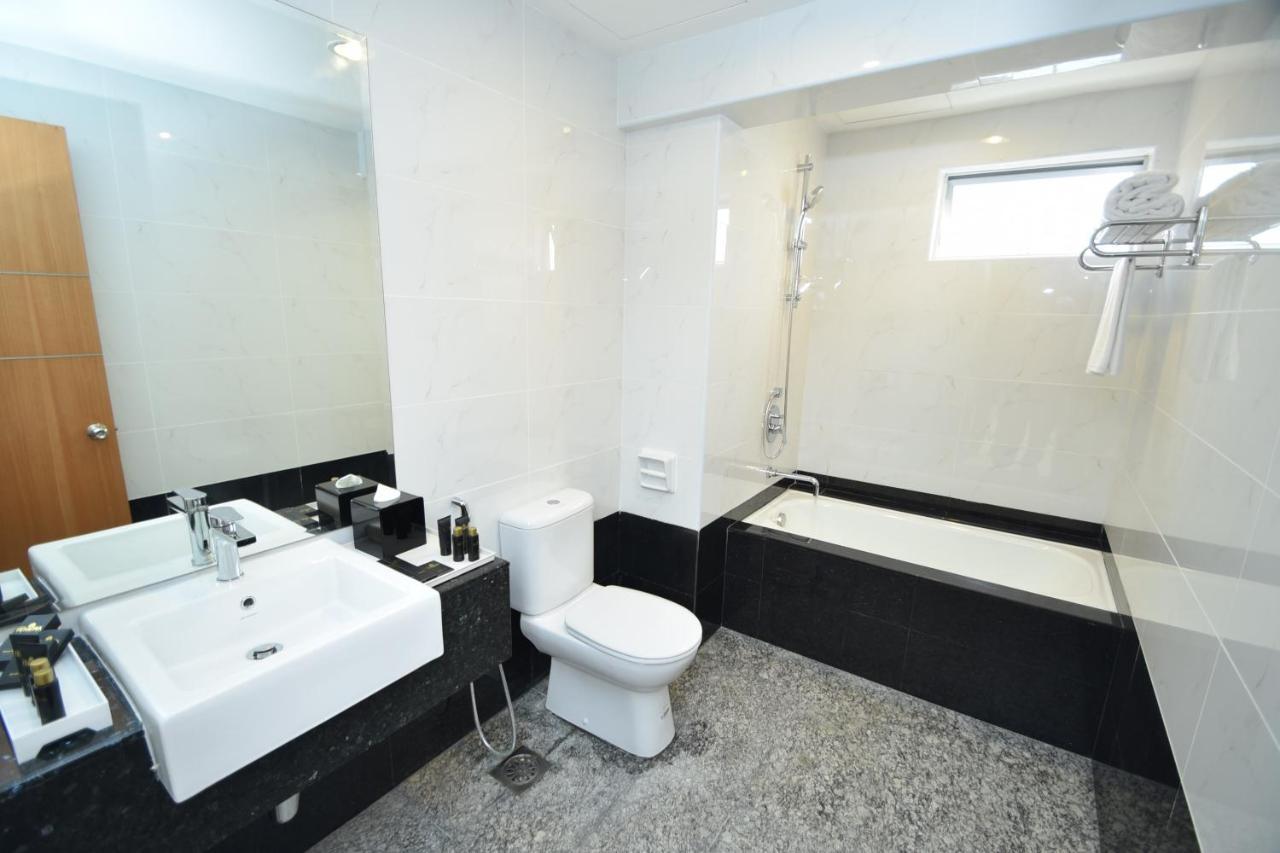 Tenera Hotel Bangi Dış mekan fotoğraf A modern bathroom