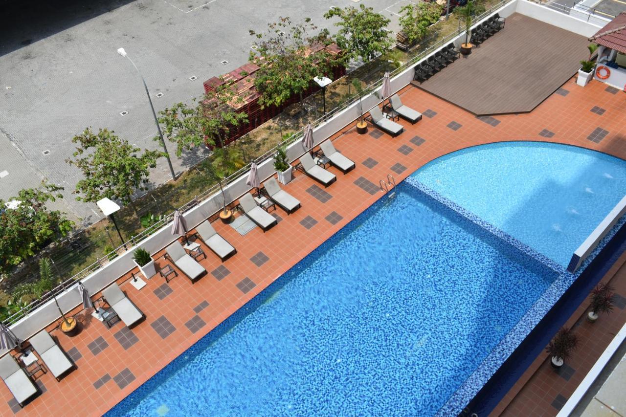 Tenera Hotel Bangi Dış mekan fotoğraf The pool at the hotel